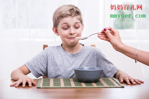 小孩子厌食不爱吃饭，家长需要这样做！