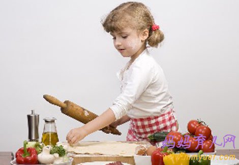 “厨房育儿”是最时髦的休闲活动 孩子学做饭的好处逐个数